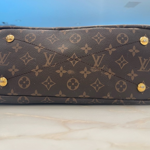 LOUIS VUITTON Pallas MM Monogram Handbag - Picture 9 of 13